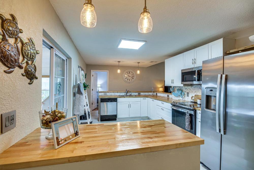 Lovely Merritt Island Home with Kayak and Fire Pit!